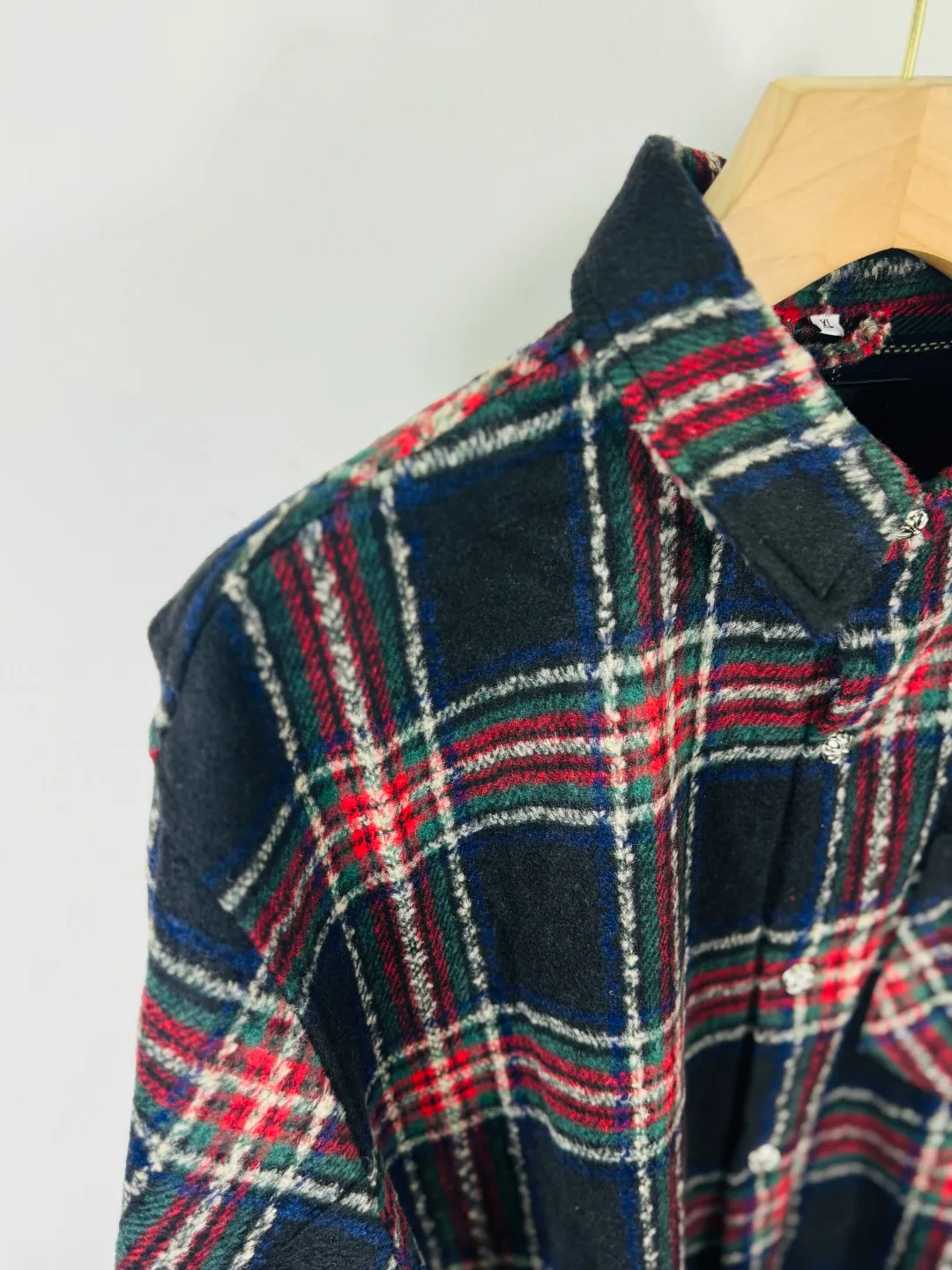 P300 top version, real shot without P, ​​different from market currency) 𝗖𝗵𝗿𝗼𝗺𝗲 𝗛𝗲𝗮𝗿𝘁𝘀/Cro Xin 2025 plaid shirt Accessories: Original model-opening collar label ➕100% silk wash water label. Genuine purchase-grade original hangtag➕matching hanging rope➕3D hanging beads➕original packaging bag. Craftsmanship: The original version has consistent wiring! The highest version of the armhole matching technique!  Color: Color Size: S M L XL